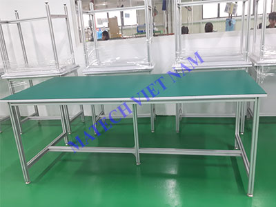 Bàn thao tác khung nhôm mặt gỗ đơn giản