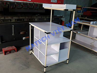 Bàn ống thép bọc nhựa nhiều ngăn để đồ