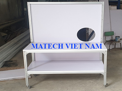 Bàn thao tác khung nhôm mặt gỗ có bánh xe