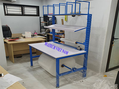 Bàn đóng gói sản phẩm khung thép có dao cắt màng xốp