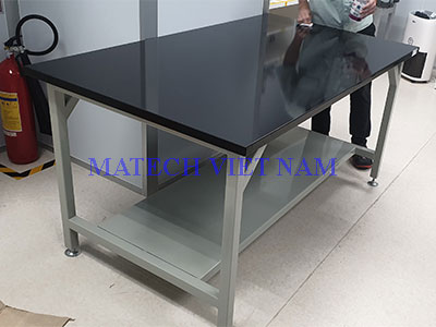 Bàn thao tác khung thép mặt đá