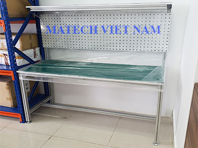 Bàn thao tác khung nhôm có giá treo đồ