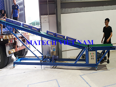 Băng tải PVC nâng hạ lắp đặt Tiki