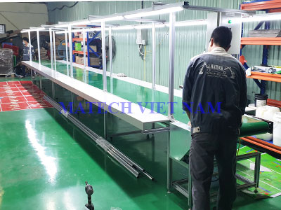 Băng tải PVC khung nhôm kèm mặt bàn phụ 2 bên